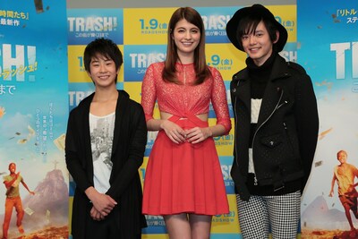 映画「トラッシュ！─この街が輝く日まで─」のPRイベントに出演した、（左から）まえだまえだ前田旺志郎、マギー、濱田龍臣。