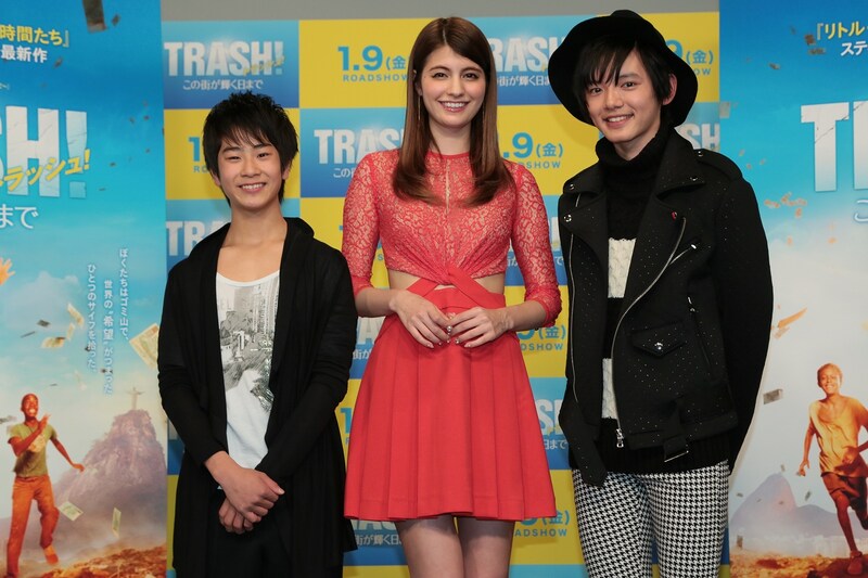 映画「トラッシュ！─この街が輝く日まで─」のPRイベントに出演した、（左から）まえだまえだ前田旺志郎、マギー、濱田龍臣。