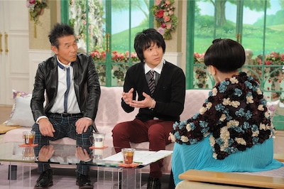 「徹子の部屋」に出演する間寛平（左）と間慎太郎（中央）。(c)テレビ朝日