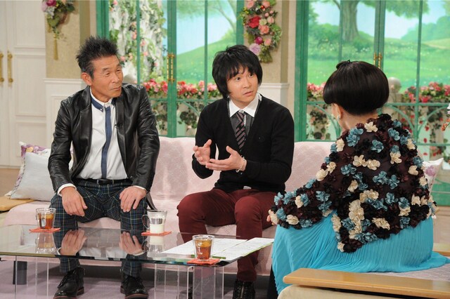 「徹子の部屋」に出演する間寛平（左）と間慎太郎（中央）。(c)テレビ朝日