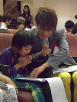 キッザニア東京で「笑育」を実施した際の様子。(c)松竹芸能