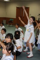 大阪府下の小学校で「笑育」を実施した際の様子。(c)松竹芸能