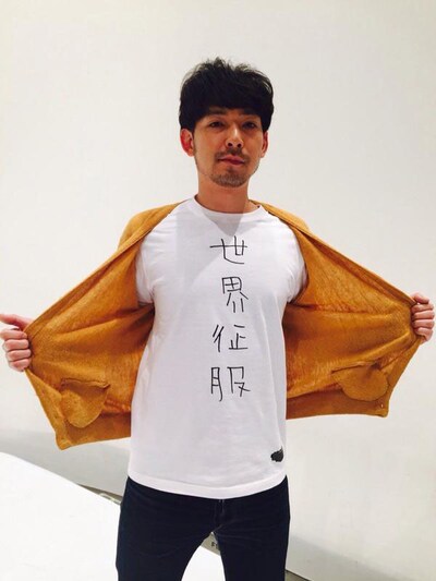 世界征服Tシャツを着用したタナカダファミリア。