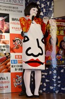 「朱美ちゃんのビッグバスタオル」を身体に巻き付ける、日本エレキテル連合・橋本。