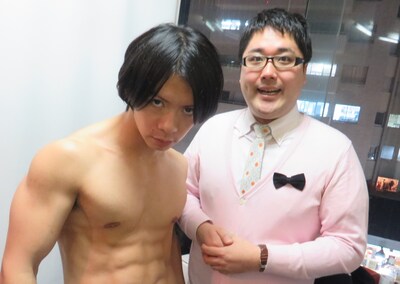 マヂカルラブリー。左から、野田クリスタル、村上。