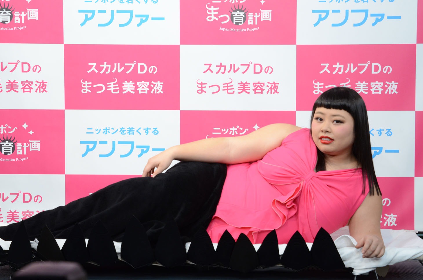 まつ毛に見立てた担架に乗る直美。