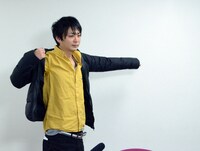 ダウンを羽織る佐々木。