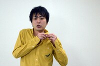 「石原さとみとのクリスマスデート」を想定したコーディネートを披露した佐々木。