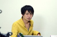 カッコよく見える角度を見せる佐々木。