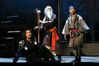 「聖☆明治座 るの祭典～あんまりカブると怒られちゃうよ～」に出演する、カラテカ矢部（右）。