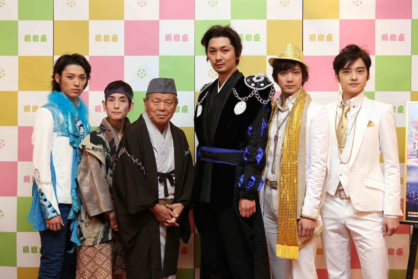 「聖☆明治座 るの祭典～あんまりカブると怒られちゃうよ～」に出演する、カラテカ矢部（左から2人目）らキャスト陣。