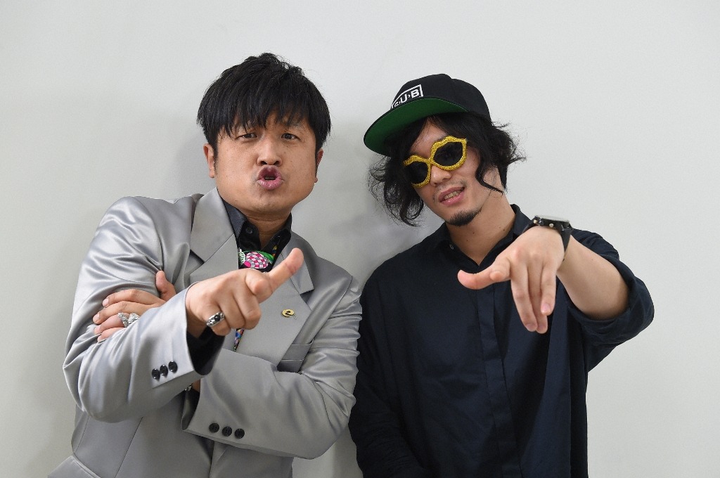「オトナの！」内のミニドラマ「eのスピリット」で主演を務める（左から）ダイノジ大谷と、音楽を担当する石毛輝（the telephones）。(c)TBS