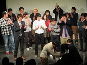 有志のファンから集まったメッセージを受け取る国沢。