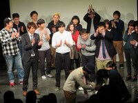 有志のファンから集まったメッセージを受け取る国沢。