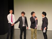 「モノはタメしに」メンバーのなすなかにしと座敷ボウラー。（右から）