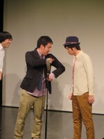 なすなかにし漫才の「なんか付いてない？」をやる中西と国沢。