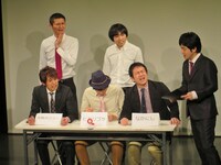 クイズコーナー中、答えが書かれたプリントを凝視する国沢。