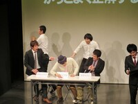 答えが書かれたプリントを読みながら答えを間違える国沢。