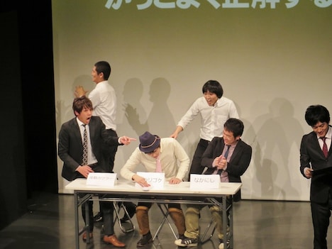 答えが書かれたプリントを読みながら答えを間違える国沢。