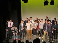 調光室に行った片山を見つめる芸人たち。