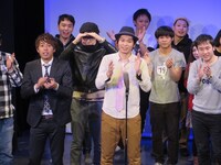 イントロダッシュに成功した片山を見つめる国沢。