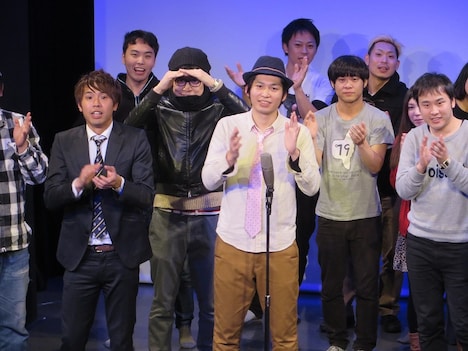 イントロダッシュに成功した片山を見つめる国沢。