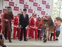 めでたい1周年セレモニーで馬をしとめようとするバンビーノ。