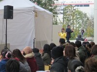 舞台に向かって歩いてくる西田ひかるらしき人物。