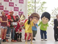 寒空の中、「人生変えちゃう夏かもね」をのびやかに歌うとくこ。