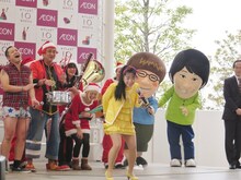 寒空の中、「人生変えちゃう夏かもね」をのびやかに歌うとくこ。