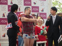 企画期間中イオンモール内を練り歩き、どんな質問にもB'zの歌詞で答える植田。