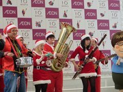 期間中イオンモール内を練り歩く、デッカチャンら「よしもとサンタ音楽隊」。