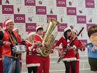 期間中イオンモール内を練り歩く、デッカチャンら「よしもとサンタ音楽隊」。