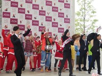 「松竹芸能ー！」「太田プロー！」とボケてから「よしもと幕張イオンモール劇場！」と開会宣言をした今田。