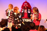 ライブ出演を打診される禿夢プロデューサーのヨシユキ（よゐこ濱口）。