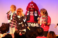 ライブ出演を打診される禿夢プロデューサーのヨシユキ（よゐこ濱口）。