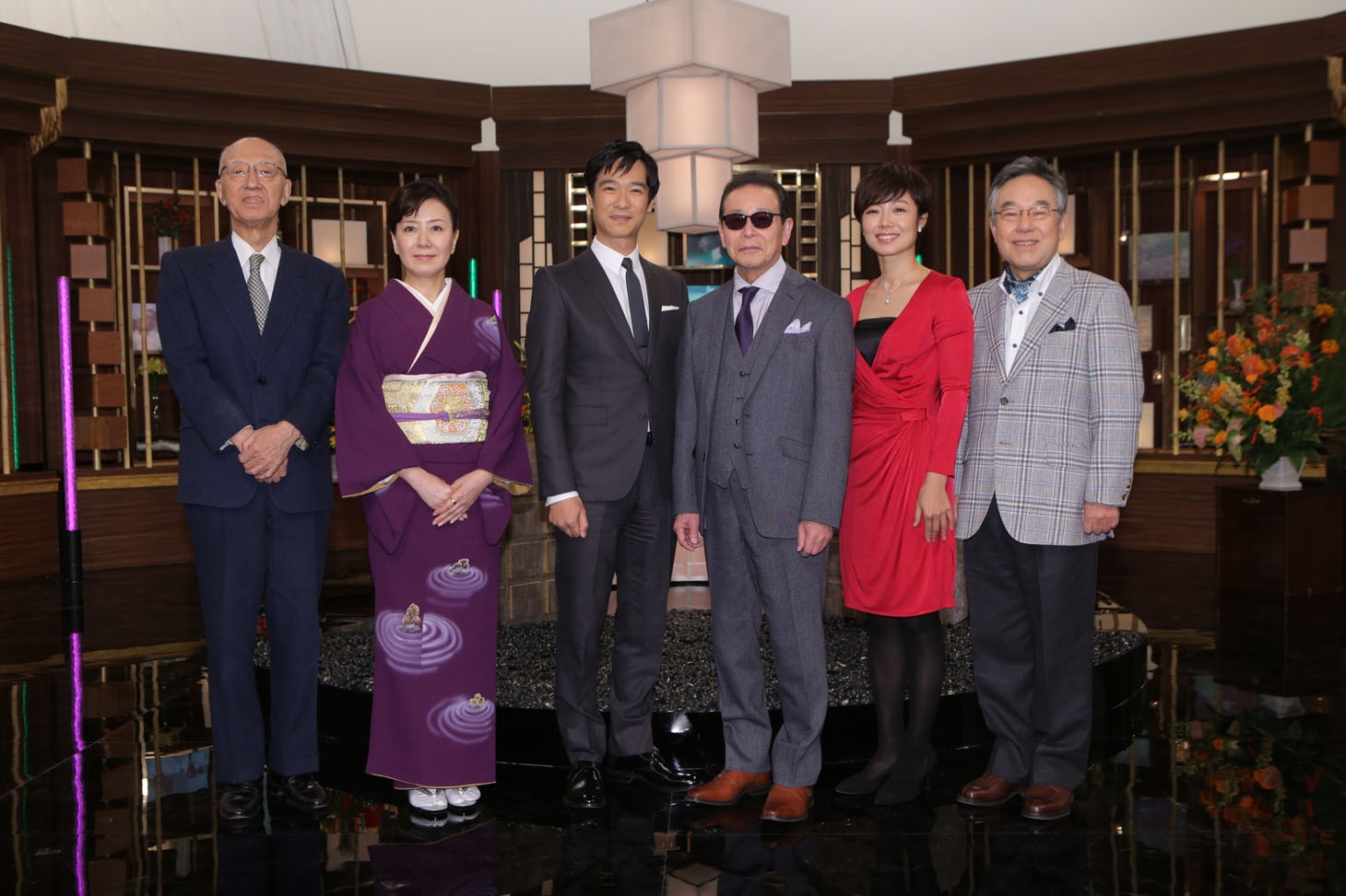 「NHKスペシャル『戦後70年 ニッポンの肖像 プロローグ 私たちはどう生きてきたか』」スタジオ取材会に参加したタモリ（右から3人目）。(c)NHK