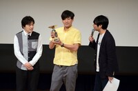 前回優勝者のYes-man（左から2人）。