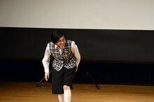 ネタを披露する藤子。