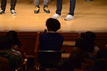 客席の通路で審査する片桐仁。