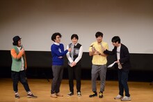 コメントする前回優勝者のYes-man（左から3人目、4人目）。