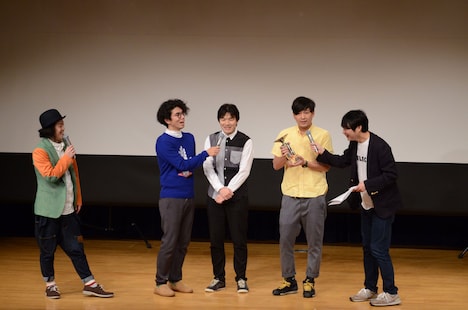 コメントする前回優勝者のYes-man(左から3人目、4人目)。