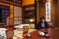 「千原ジュニアの粋な夜」のスタジオセットと、千原ジュニア。