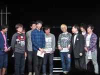 初参戦のラバーガール大水（手前左から3人目）は「要は面白い答えを書けばいいんですね」と理解。