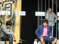 状況がまったく飲み込めない中川パラダイスを洗脳する板倉。