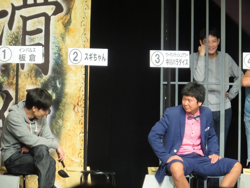 状況がまったく飲み込めない中川パラダイスを洗脳する板倉。
