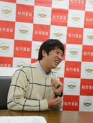 舞台「嘘は、検索できません。」についてコメントするTKO木本。