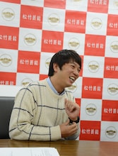 舞台「嘘は、検索できません。」についてコメントするTKO木本。