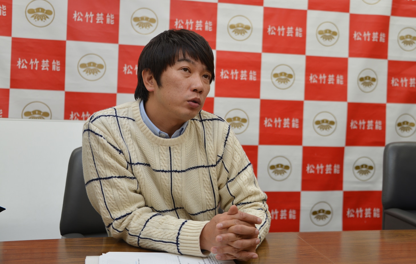 舞台「嘘は、検索できません。」についてコメントするTKO木本。