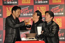 映画「シン・シティ 復讐の女神」のPRイベントに出演した、ダチョウ倶楽部。